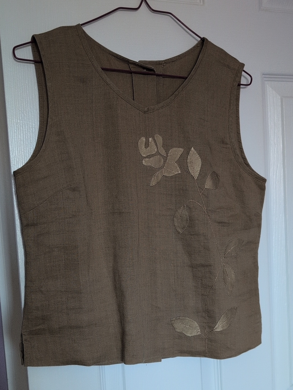 EUC Women’s Sleeveless Linen V-Neck Embroidered Top